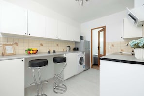 Frigorífic, microones, forn i placa de cuina 