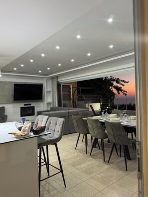 Outdoor dining - Casa del Viento (Tremithousa)
