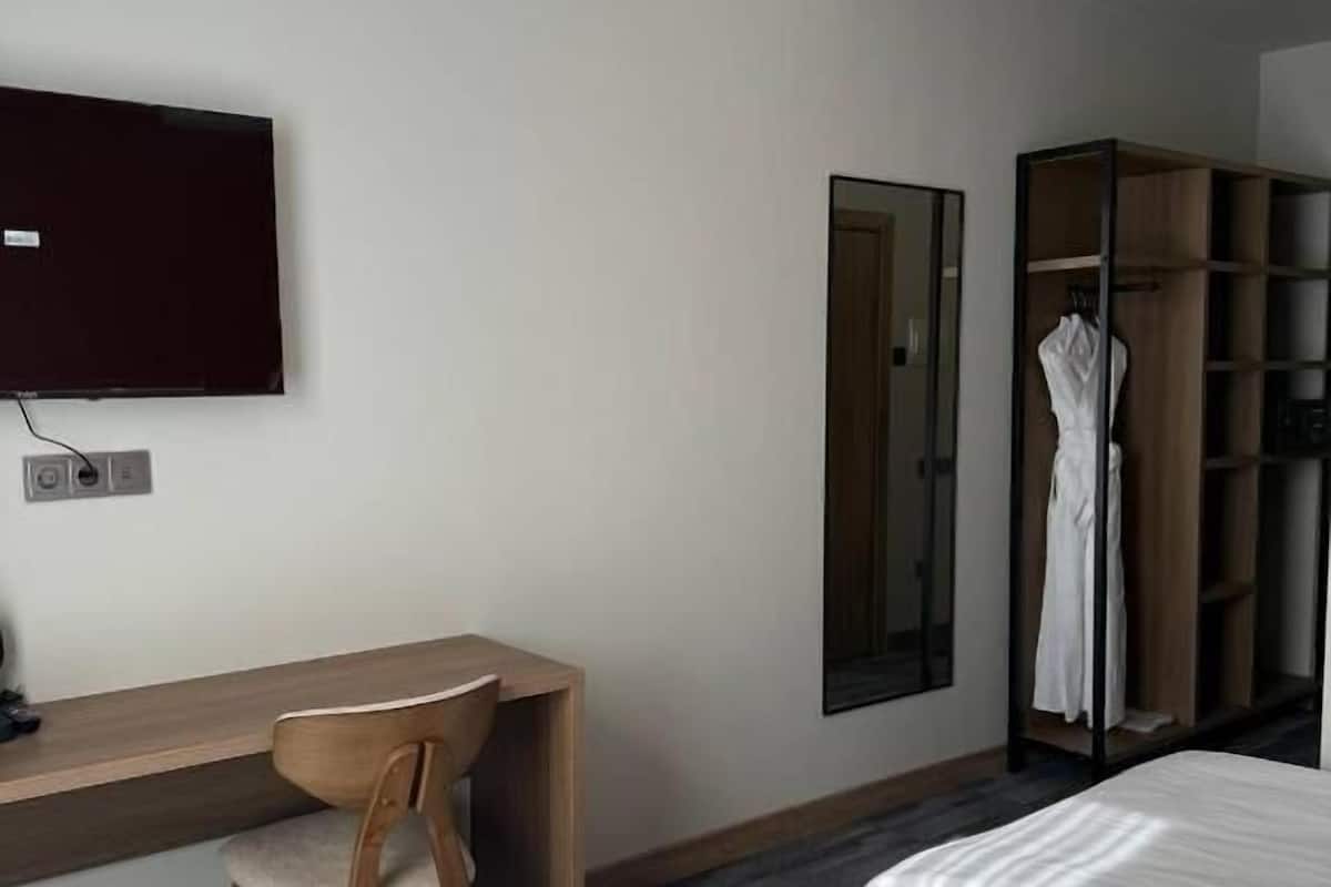 Caja de seguridad en la habitación y escritorio 