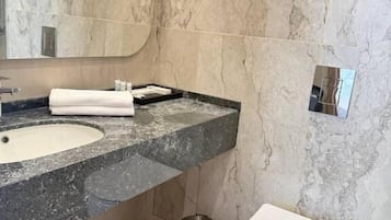 Superior-Doppelzimmer, Stadtblick | Badezimmer