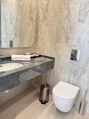 Chambre supérieure double, vue sur la ville | Salle de bain | Douche, séchoir à cheveux, pantoufles, serviettes fournies