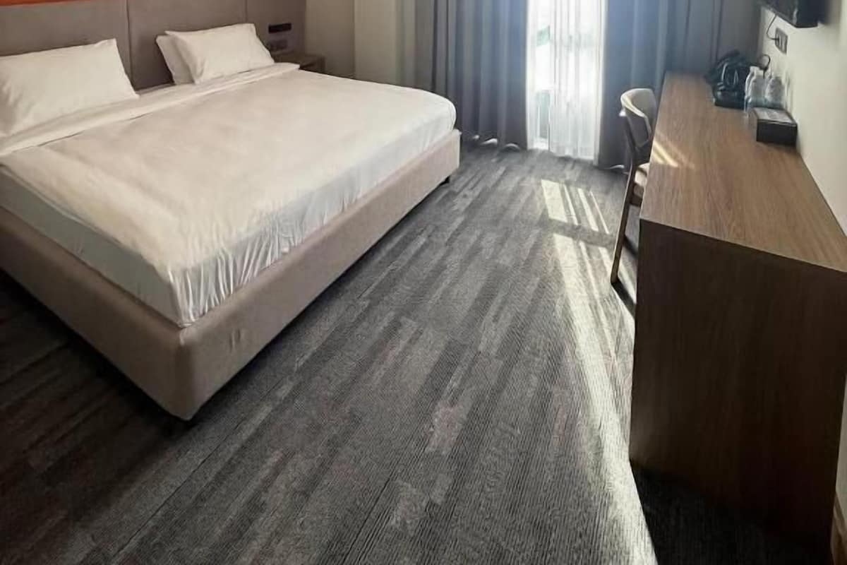 Caja de seguridad en la habitación y escritorio 
