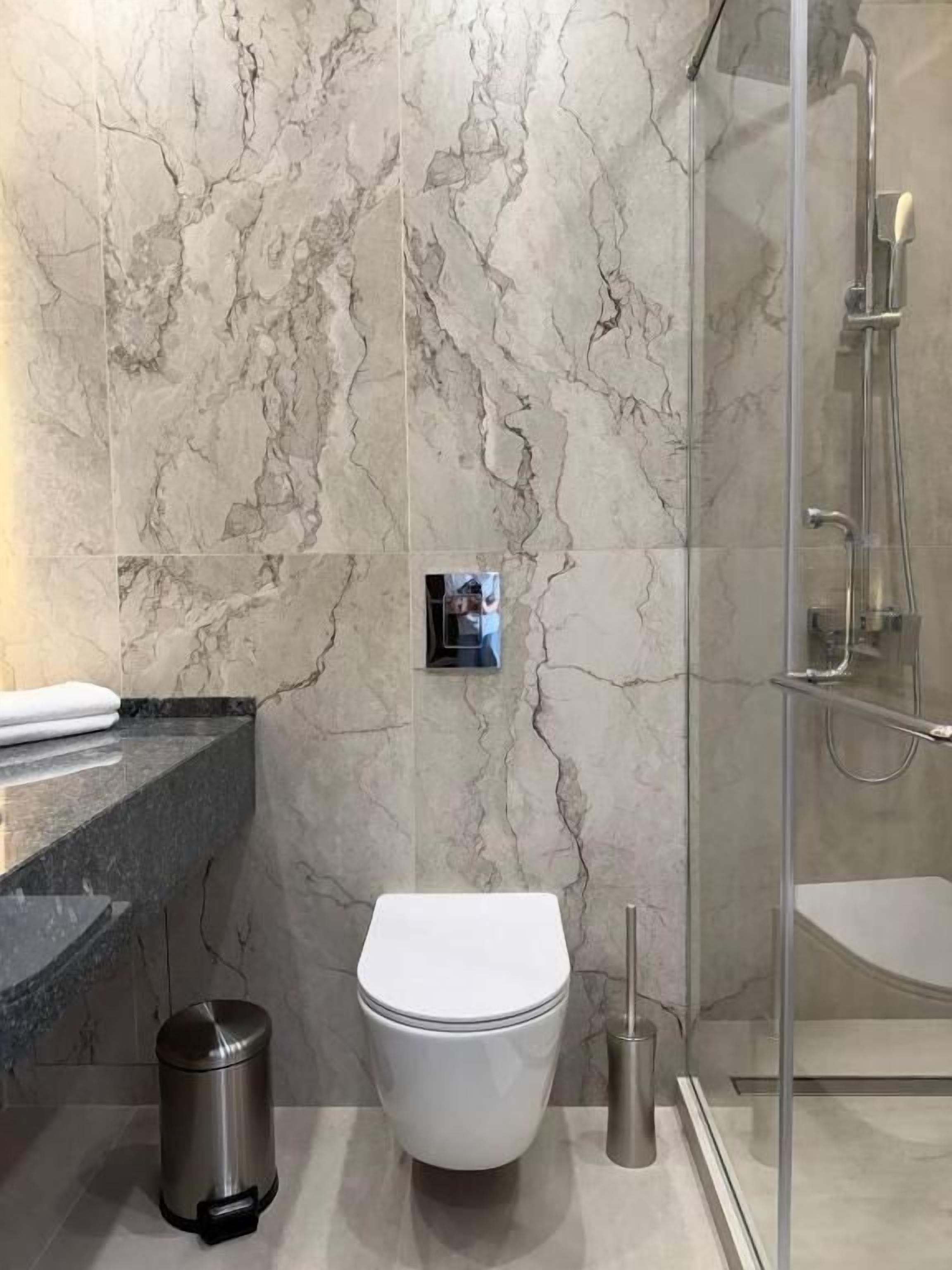 Standard-Zweibettzimmer, Stadtblick | Badezimmer | Dusche, Haartrockner, Hausschuhe, Handtücher