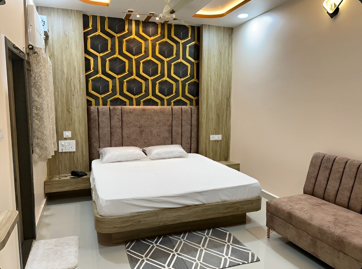 Deluxe Room | Desk, laptop workspace, blackout curtains, rollaway beds