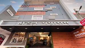 Un edificio con diseño arquitectónico moderno, que destaca por una entrada principal con escalones.