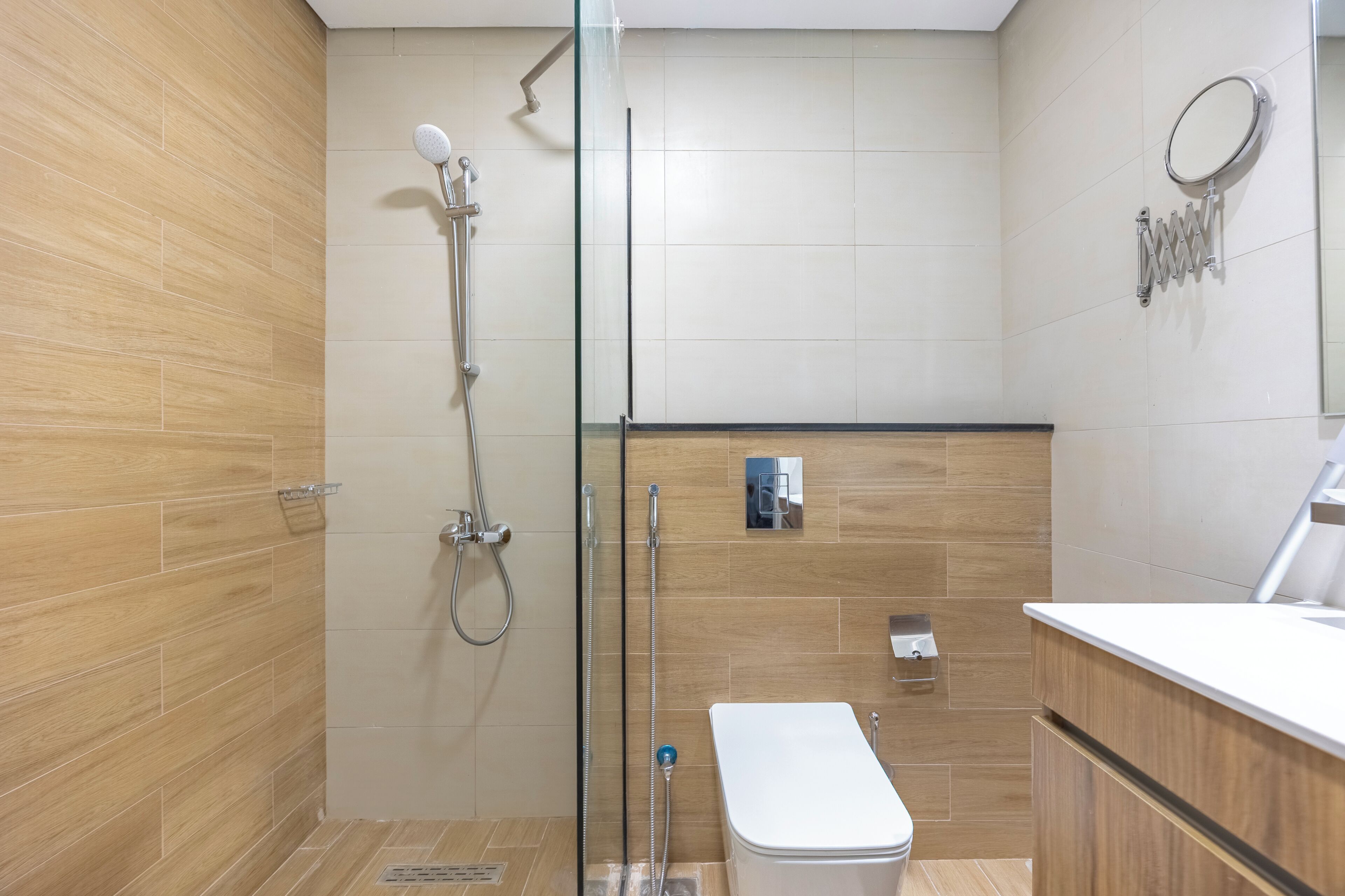 Ein modernes Badezimmer mit Duschkabine, Toilette und Waschbecken.