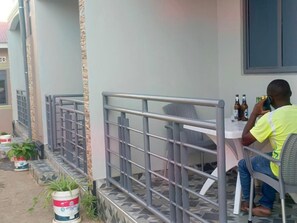 Tweepersoonskamer, balkon, uitzicht op binnenplaats | Buiten dineren