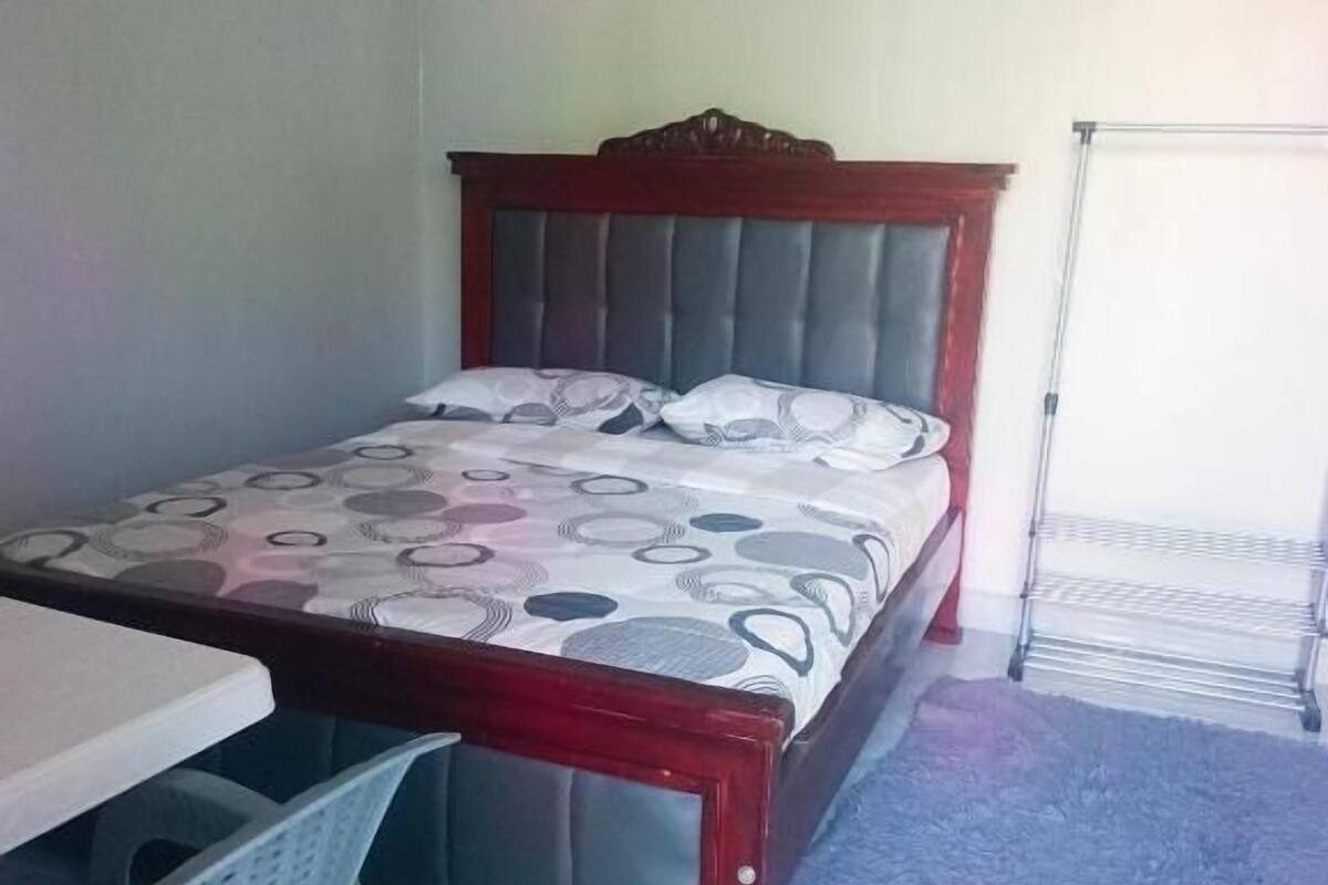 Habitación doble, balcón, vista al patio | Escritorio, insonorización, tabla de planchar con plancha y wifi gratis