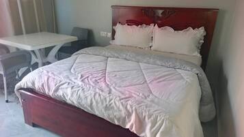 Deluxe-Doppelzimmer, Balkon, Blick auf den Innenhof | Schreibtisch, schallisolierte Zimmer, Bügeleisen/Bügelbrett