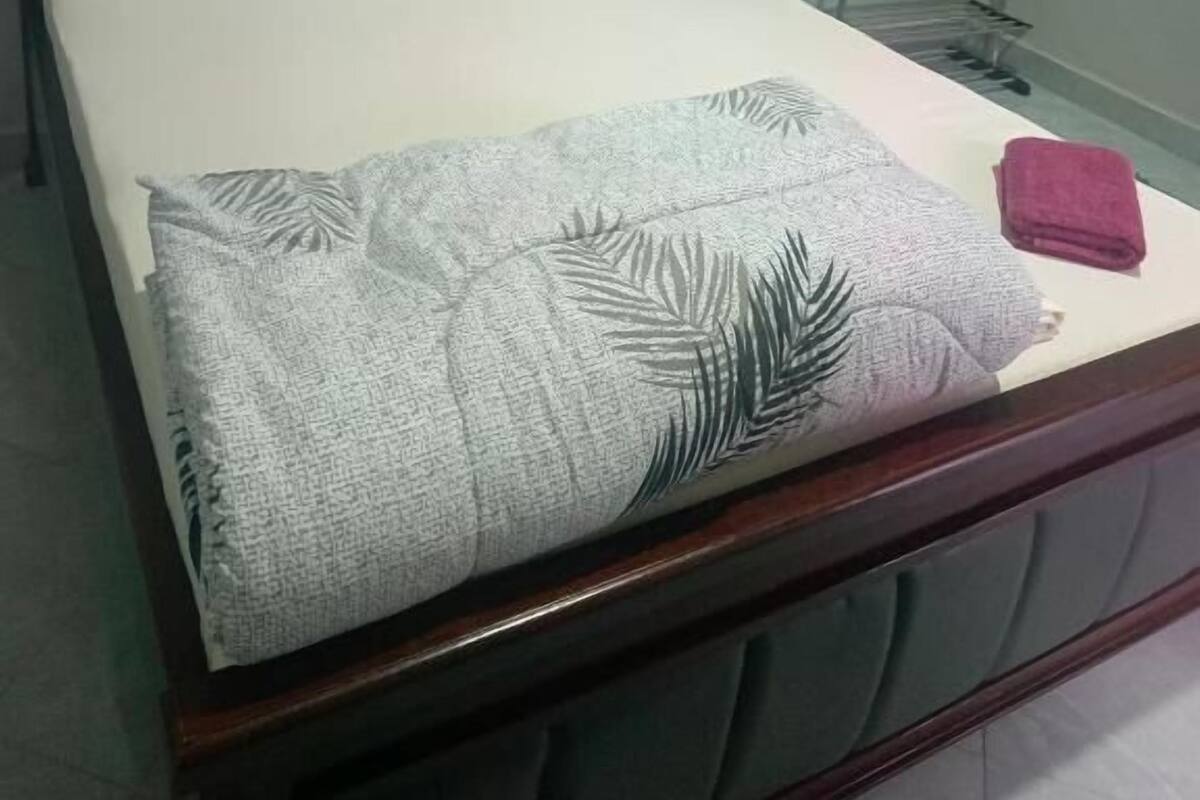 Habitación doble Deluxe, balcón, vista al patio | Escritorio, insonorización, tabla de planchar con plancha y wifi gratis