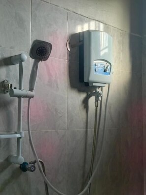 Een douche, gratis toiletartikelen, pantoffels, handdoeken