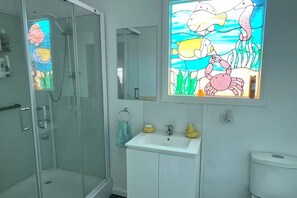 Ducha, secador de pelo, toallas, jabón
