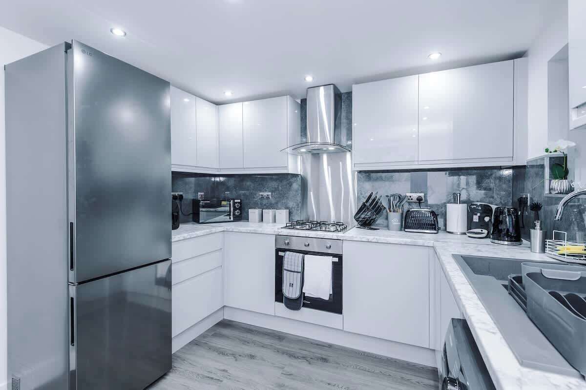Coffee/tea maker, fridge, microwave, oven