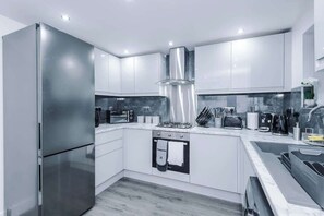 Coffee/tea maker, fridge, microwave, oven - 3BR Elegant House in Leeds | Sleeps 6 | Driveway (West Yorkshire)