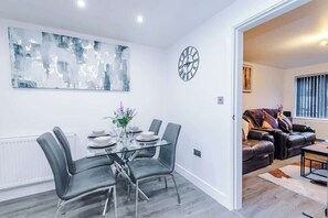 Dining - 3BR Elegant House in Leeds | Sleeps 6 | Driveway (West Yorkshire)