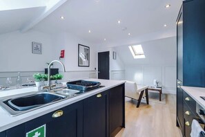 Kühlschrank, Mikrowelle, Ofen, Wasserkocher
