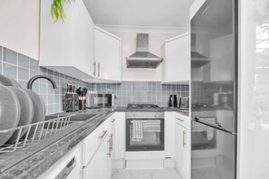 Fridge, microwave, oven, stovetop - Cosy 1BR for 3 in SE16 London, Fully Equipped (Greater London)