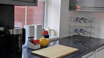 Geladeira, micro-ondas, fogão, cooktop