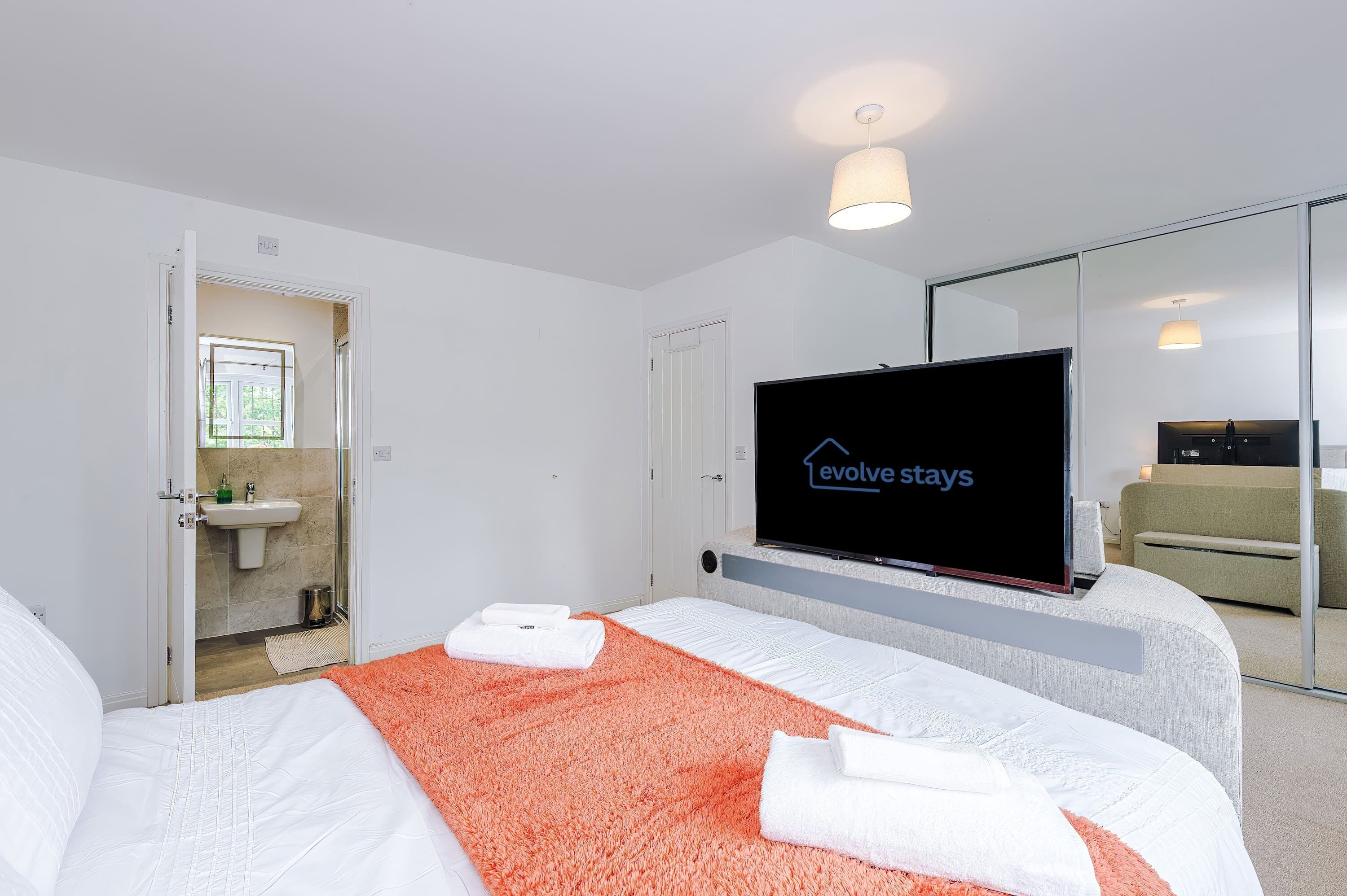 4 bedrooms, desk, iron/ironing board, WiFi