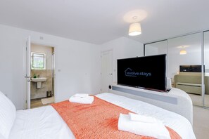 Desk, iron/ironing board, WiFi, bed sheets - Modern 4BR Home in Preston, Parking, Sleeps 8 (Preston)