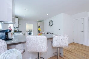 Coffee/tea maker, fridge, microwave, oven - Modern 4BR Home in Preston, Parking, Sleeps 8 (Preston)