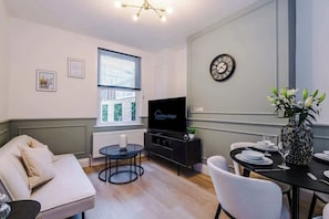 TV, offices - York Centre Apartment | Sleeps 3 | Walk to Minster (York)