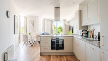Coffee/tea maker, fridge, microwave, oven
