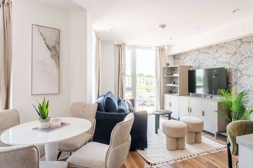 Sleeps 4 Near Bath City Centre  Free Parking