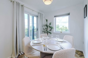 Dining - Spacious 2BR | Sleeps 6 | Parking | Walk to Etihad (Greater Manchester)