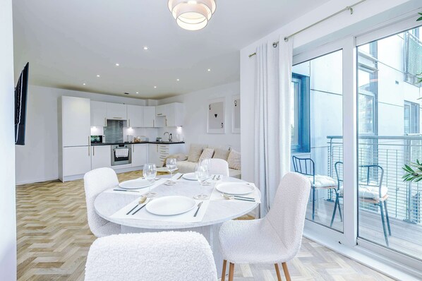 Dining - Spacious 2BR | Sleeps 6 | Parking | Walk to Etihad (Greater Manchester)