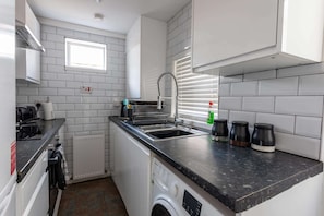 Fridge, microwave, oven, stovetop - Spacious 4BR Home with Parking,  Sleeps 8, Preston (Preston)