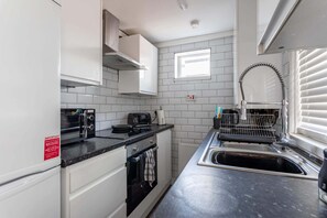 Fridge, microwave, oven, stovetop - Spacious 4BR Home with Parking,  Sleeps 8, Preston (Preston)