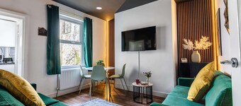 Spacious 4BR Home with Parking,  Sleeps 8, Preston
