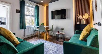 Spacious 4BR Home with Parking, Sleeps 8, Preston