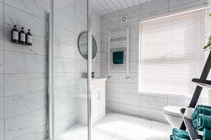 Shower, hair dryer, towels, shampoo - Spacious 4BR Home with Parking,  Sleeps 8, Preston (Preston)