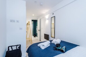 Iron/ironing board, WiFi, bed sheets - Stylish Manchester Apartment | 2BR | Sleeps 6 (Greater Manchester)