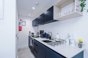 Fridge, microwave, oven, stovetop - Stylish Manchester Apartment | 2BR | Sleeps 6 (Greater Manchester)