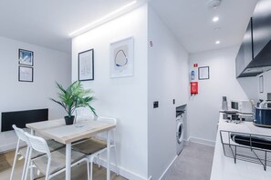 Dining - Stylish Manchester Apartment | 2BR | Sleeps 6 (Greater Manchester)