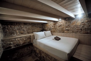 Deluxe Suite | Soundproofing, iron/ironing board, travel crib, free WiFi