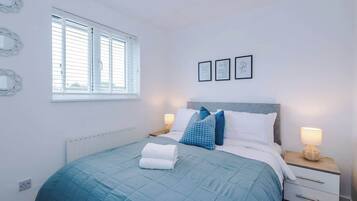 4 bedrooms, iron/ironing board, WiFi, bed sheets