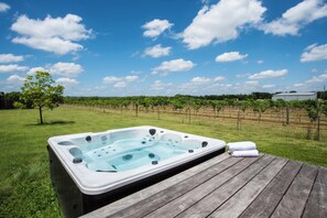 Outdoor spa tub - Hilmy Cellars Haus On Vineyard (Harper)