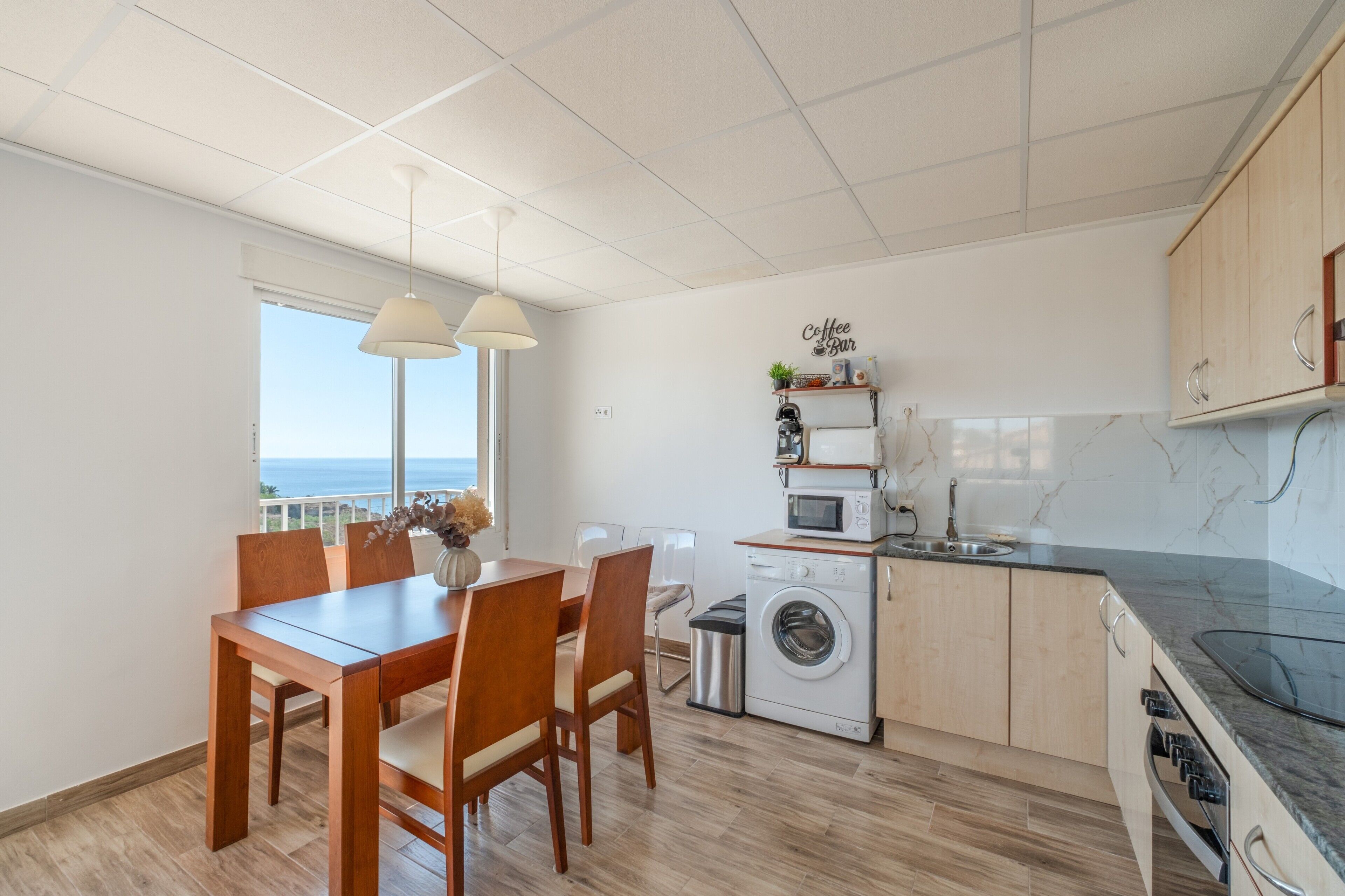 Wasserkocher mit Kaffee-/Teezubehör, Kühlschrank, Mikrowelle, Ofen
