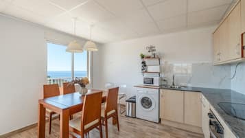 Wasserkocher mit Kaffee-/Teezubehör, Kühlschrank, Mikrowelle, Ofen