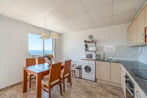 Wasserkocher mit Kaffee-/Teezubehör, Kühlschrank, Mikrowelle, Ofen