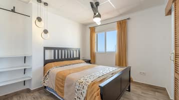 4 bedrooms, iron/ironing board, WiFi, bed sheets