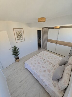 Iron/ironing board, WiFi, bed sheets