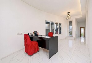 House | Meja sambut tetamu