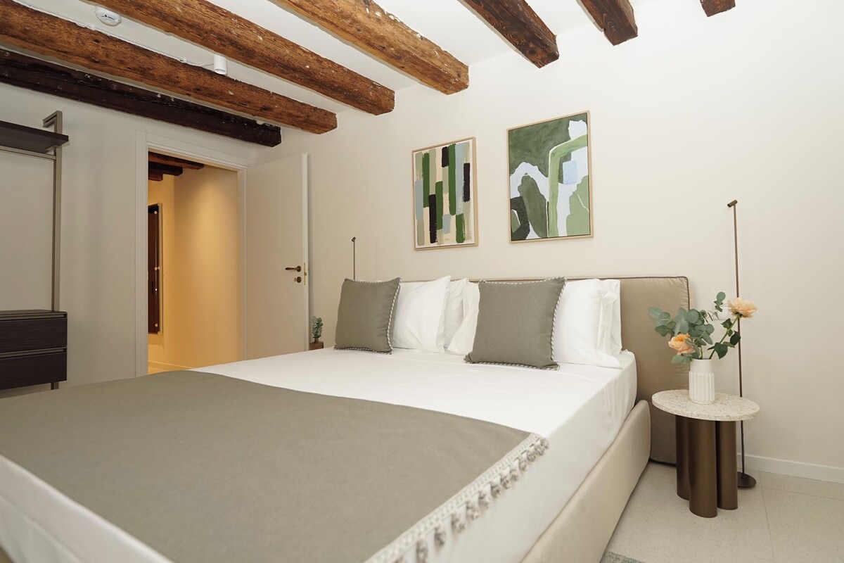 Premium Apartment | Iron/ironing board, WiFi (free), bed sheets