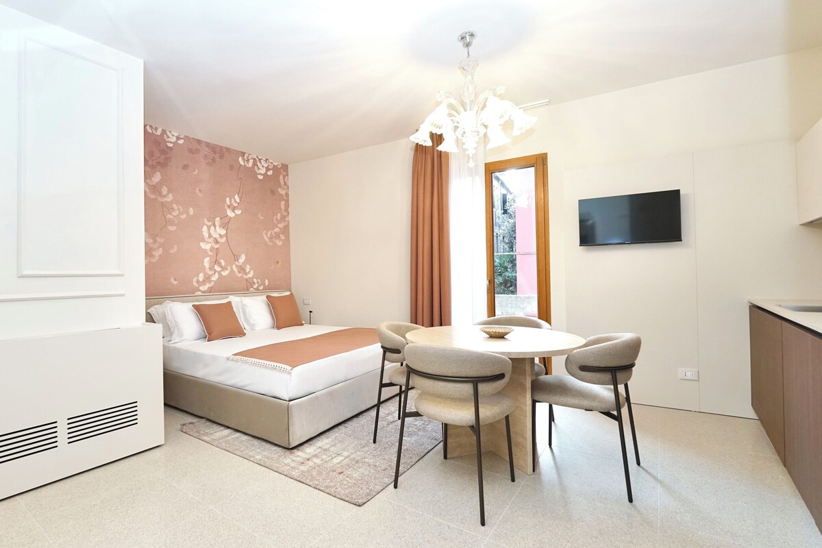 Classic Apartment, Balcony, Canal View | Iron/ironing board, WiFi (free), bed sheets