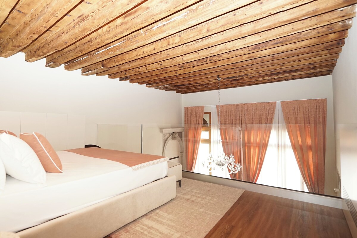 Executive Apartment | Iron/ironing board, WiFi (free), bed sheets